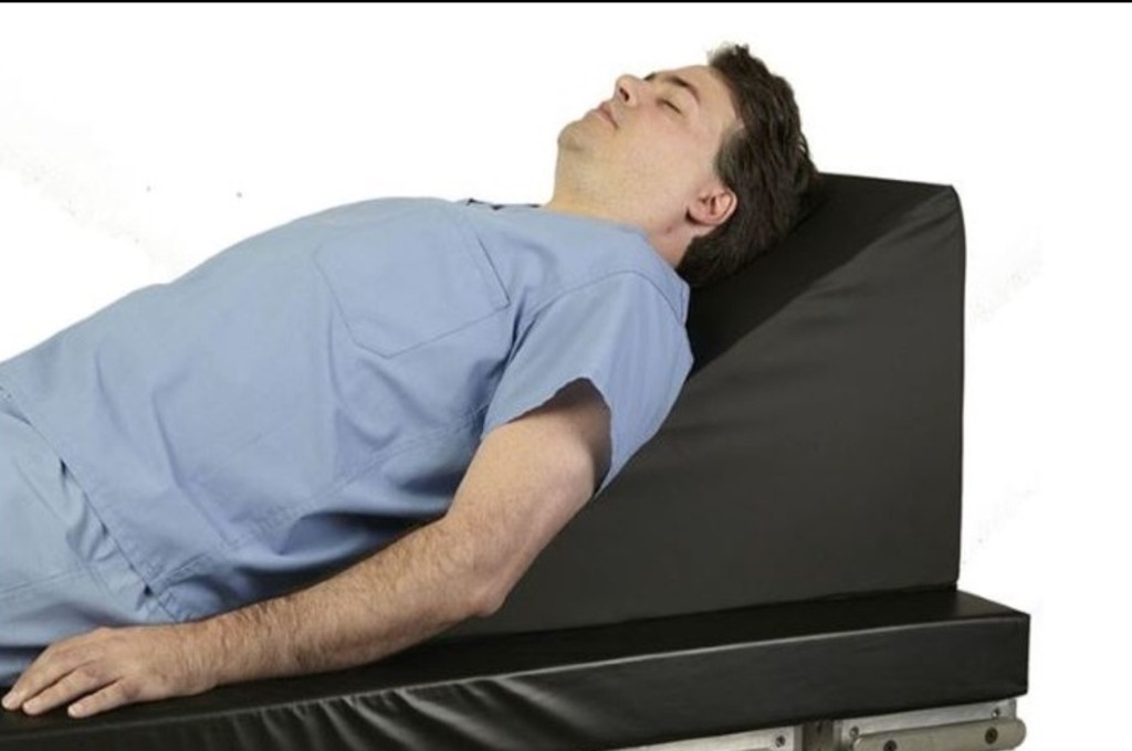 MRI Slope Knee Wedge This Wedge is made of high-density foam that conforms to the shape of your legs, providing superior support and stability.